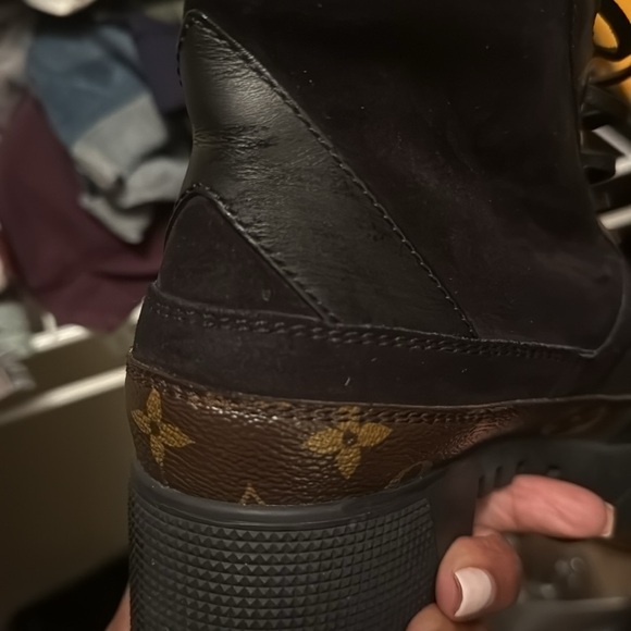 Selling Louis Vuitton boots wore like 5 times .. pretty much new. - Picture 8 of 11
